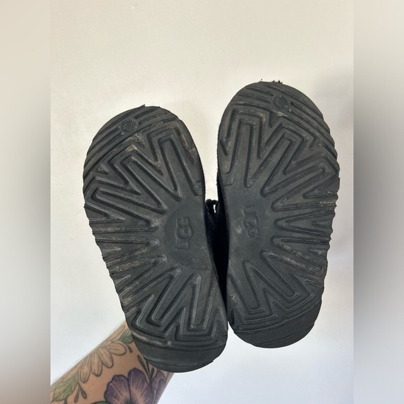 UGG Black Neumel II Boot Size 11 Kids - Picture 8 of 10